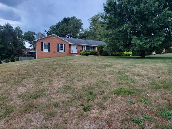 1504 Meadowview LN , Martinsville, VA 24112