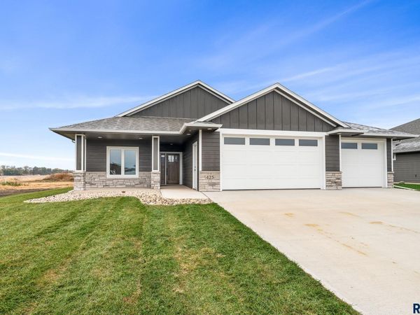 325 E 8th St, Tea, SD 57064