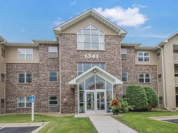 1341 Lake Drive W, Unit B113, Chanhassen, MN 55317