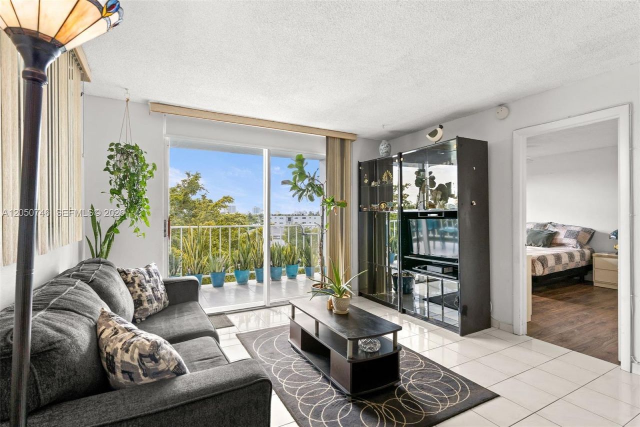 6900 Bay Dr , Unit 5C, Miami Beach, FL 33141 Photo