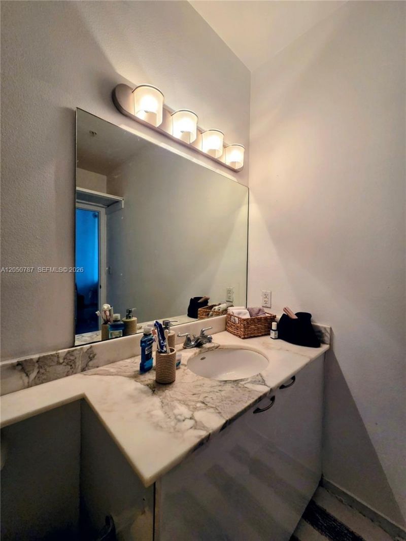 234 NE 3rd St , Unit UPH09, Miami, FL 33132 Photo