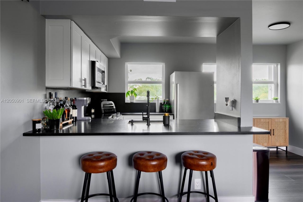 609 NE 13th Ave , Unit 302, Fort Lauderdale, FL 33304 Photo