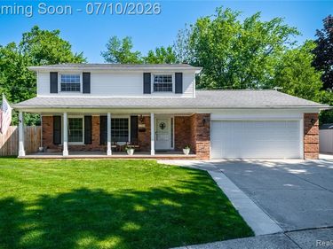 33064 Maplenut Street N, Farmington, MI 48336