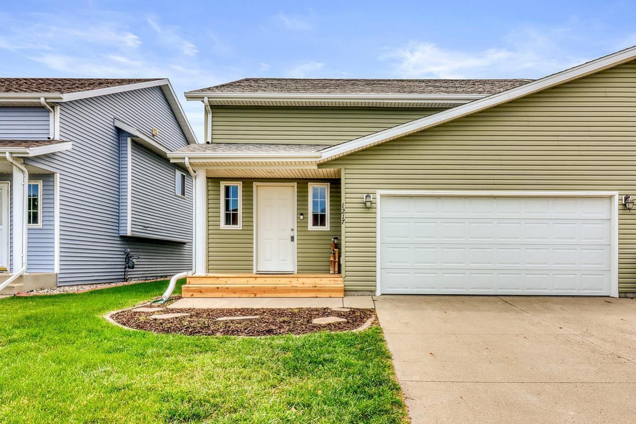 1217 37th Avenue S, Moorhead, MN 56560 Main Photo
