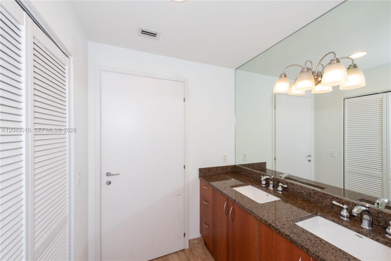 300 S Biscayne Blvd , Unit T-2814, Miami, FL 33131 Photo