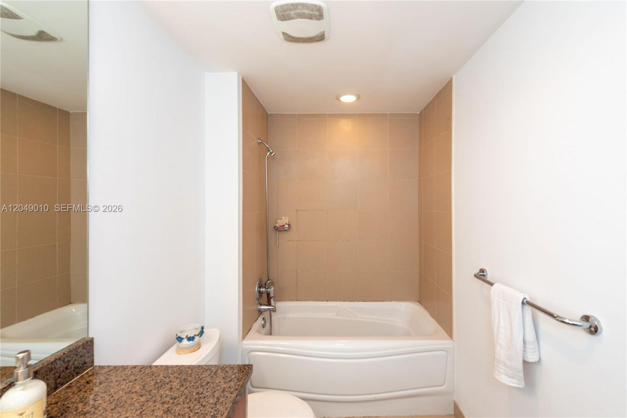 300 S Biscayne Blvd , Unit T-2814, Miami, FL 33131 Photo