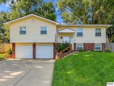 1425 Cherry Tree Lane, Papillion, NE 68133