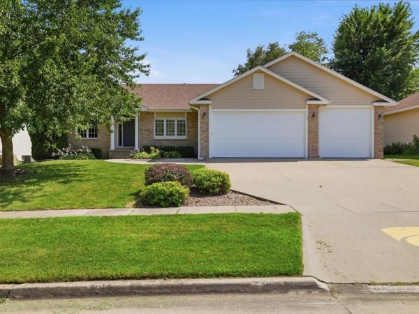 810 William Nowels Circle , Carlisle, IA 50047