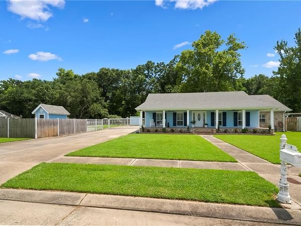 9 SOUTH LAKE Court, Violet, LA 70092