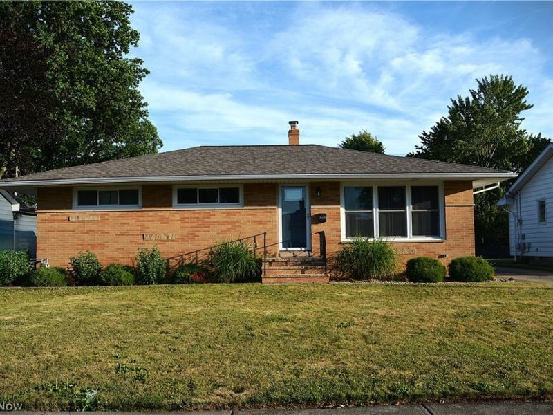 12085 Stormes Drive, Parma, OH 44130 Photo 2