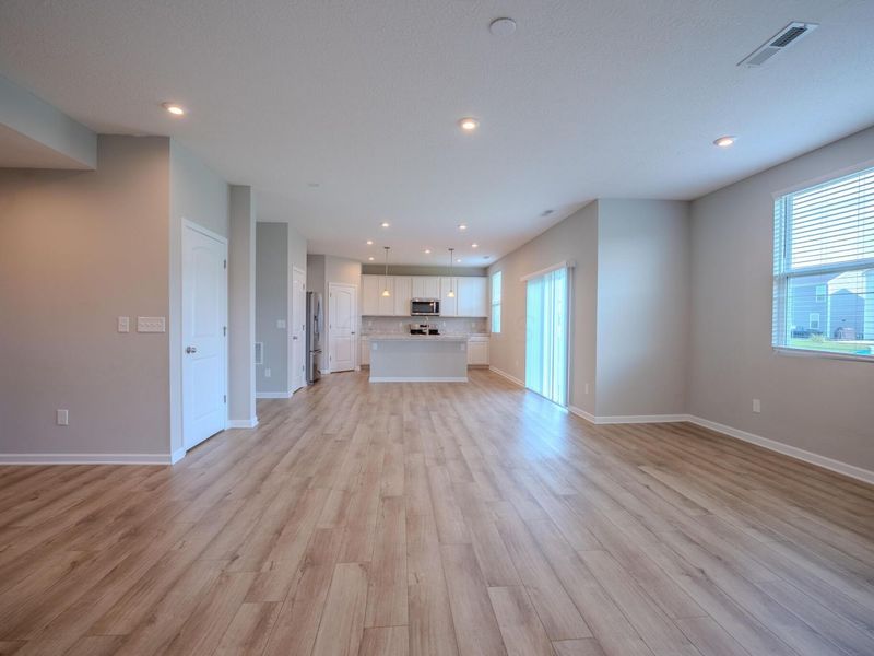 319 Honeysuckle Street, Ashville, OH 43103 Photo 5