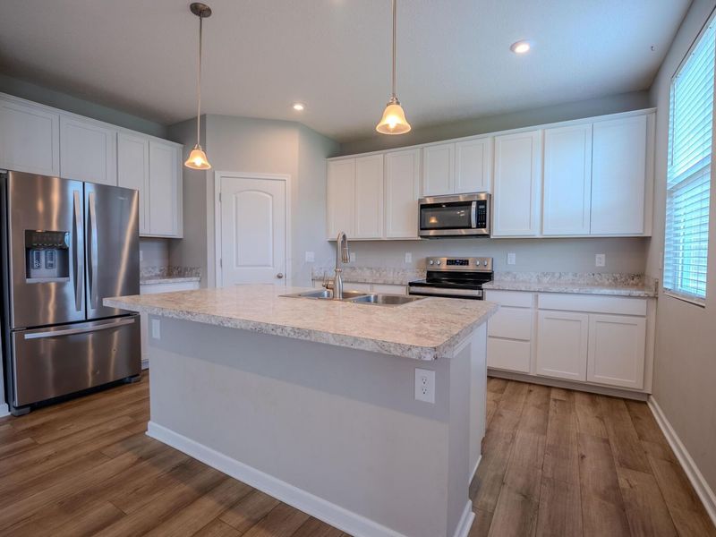 319 Honeysuckle Street, Ashville, OH 43103 Photo 6