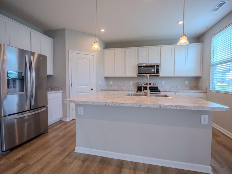 319 Honeysuckle Street, Ashville, OH 43103 Photo 7
