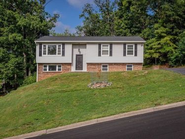 585 HILLTOP DR, STAUNTON, VA 24401