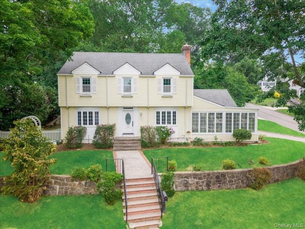 17 Pinewood Road , Manhasset, NY 11030