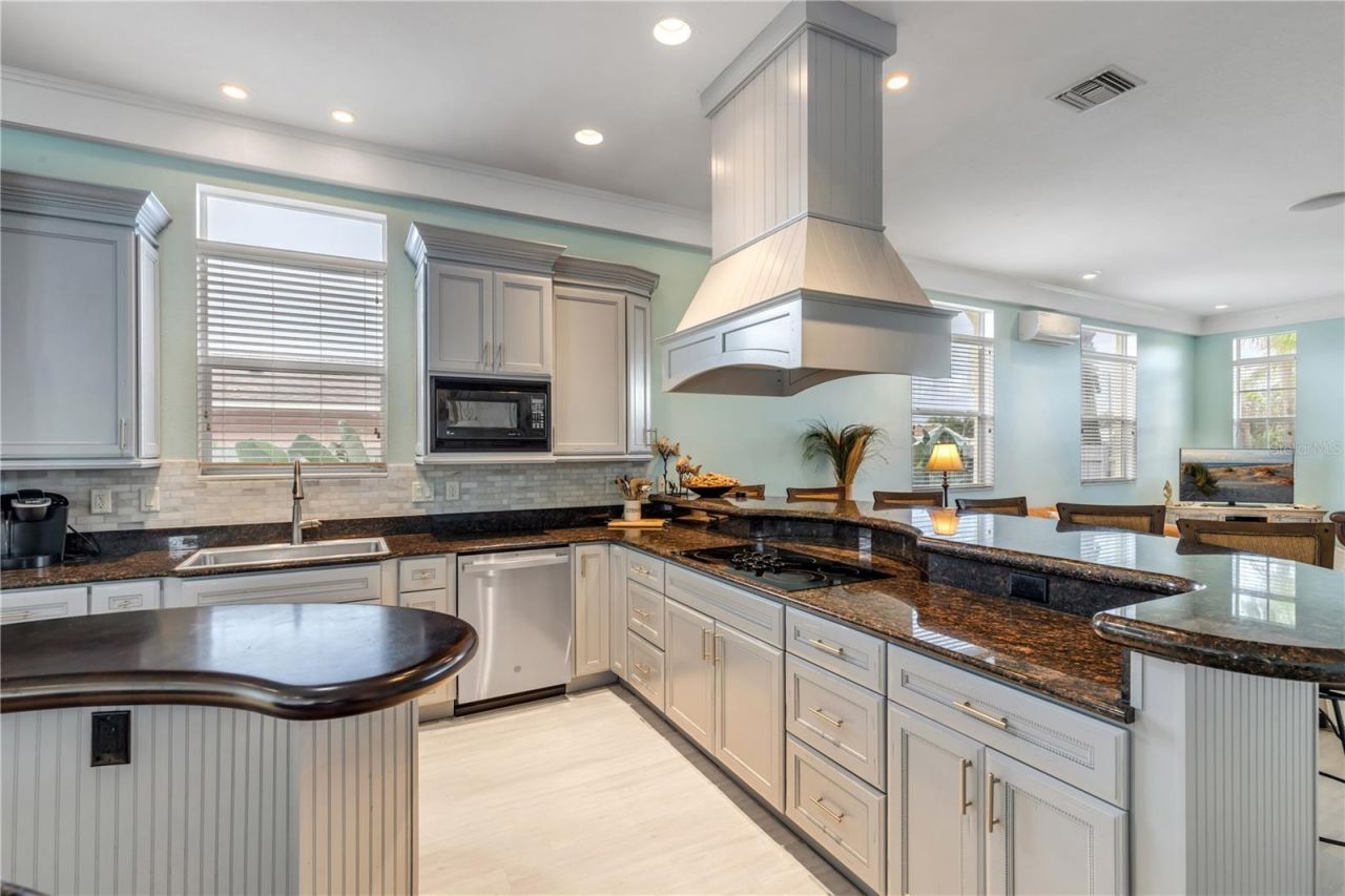 708 Ocean Avenue, New Smyrna Beach, FL 32169 Photo