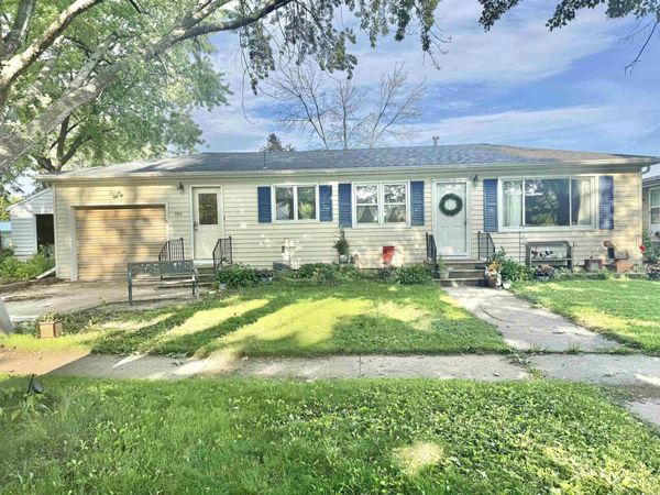 904 Pine St , LaPorte City, IA 50651