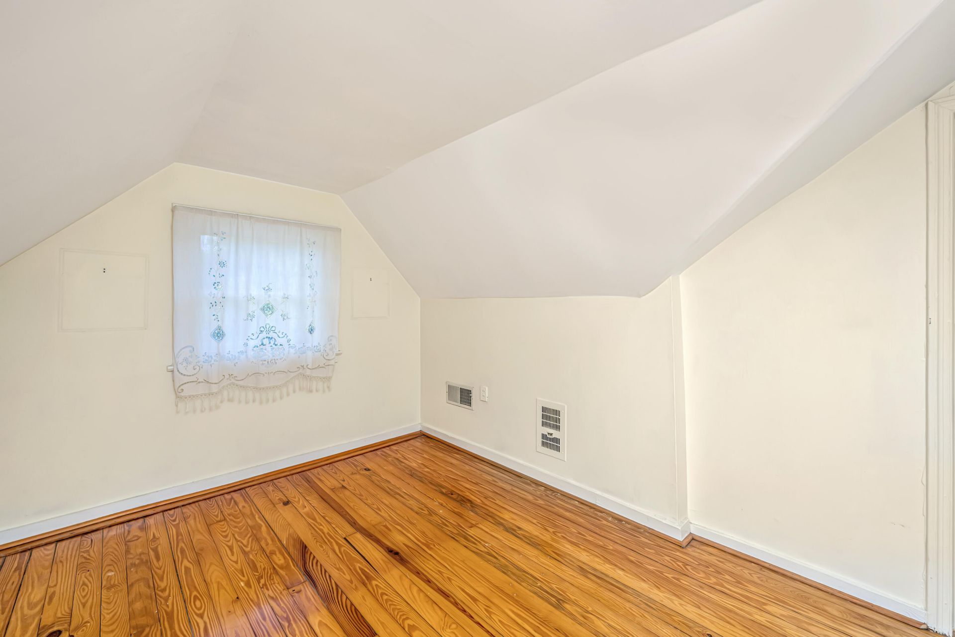 279 Hawthorne Street Photo 19
