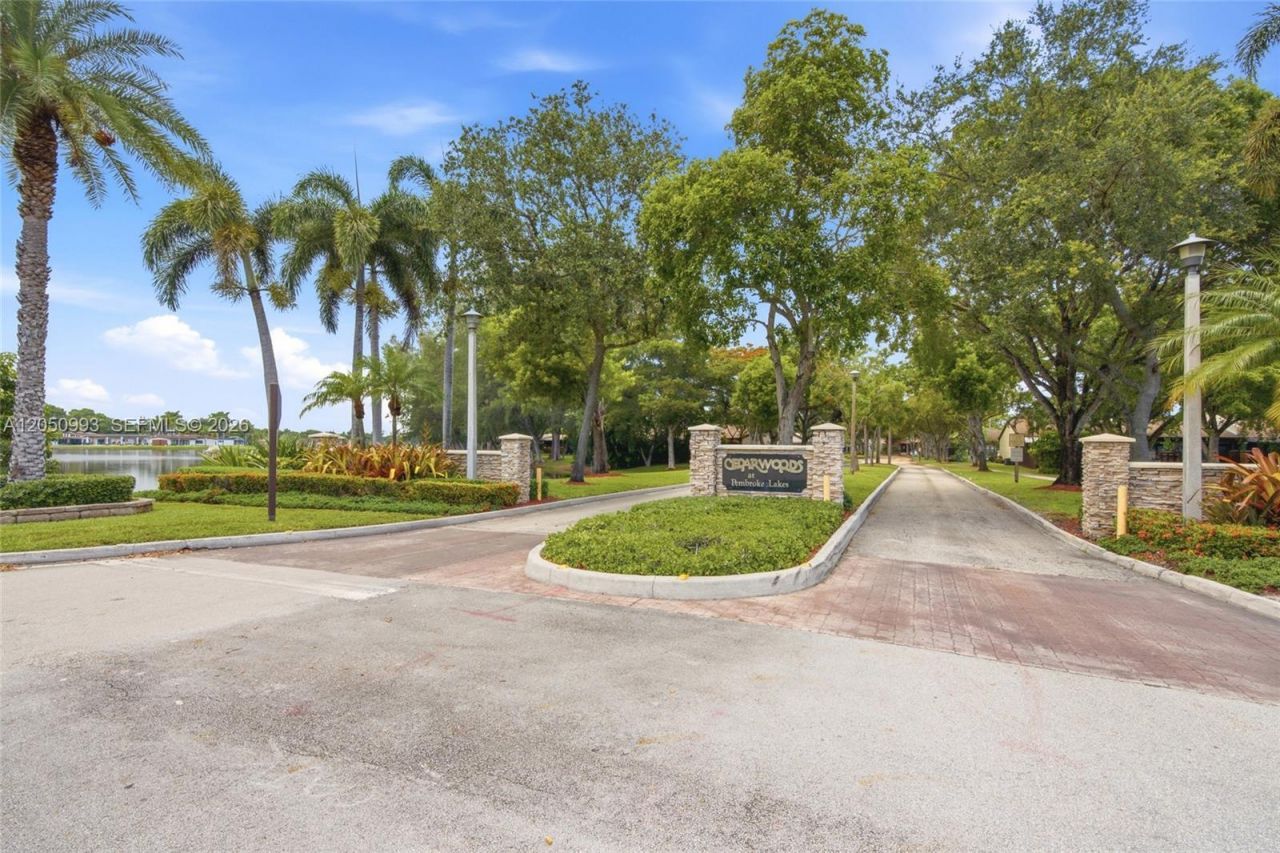 10231 Buttercup Ct, Pembroke Pines, FL 33026 Photo