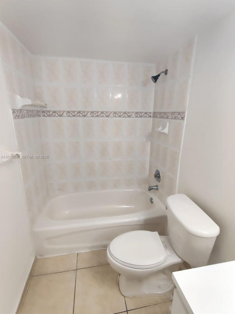 666 W 81st St , Unit 414, Hialeah, FL 33014 Photo