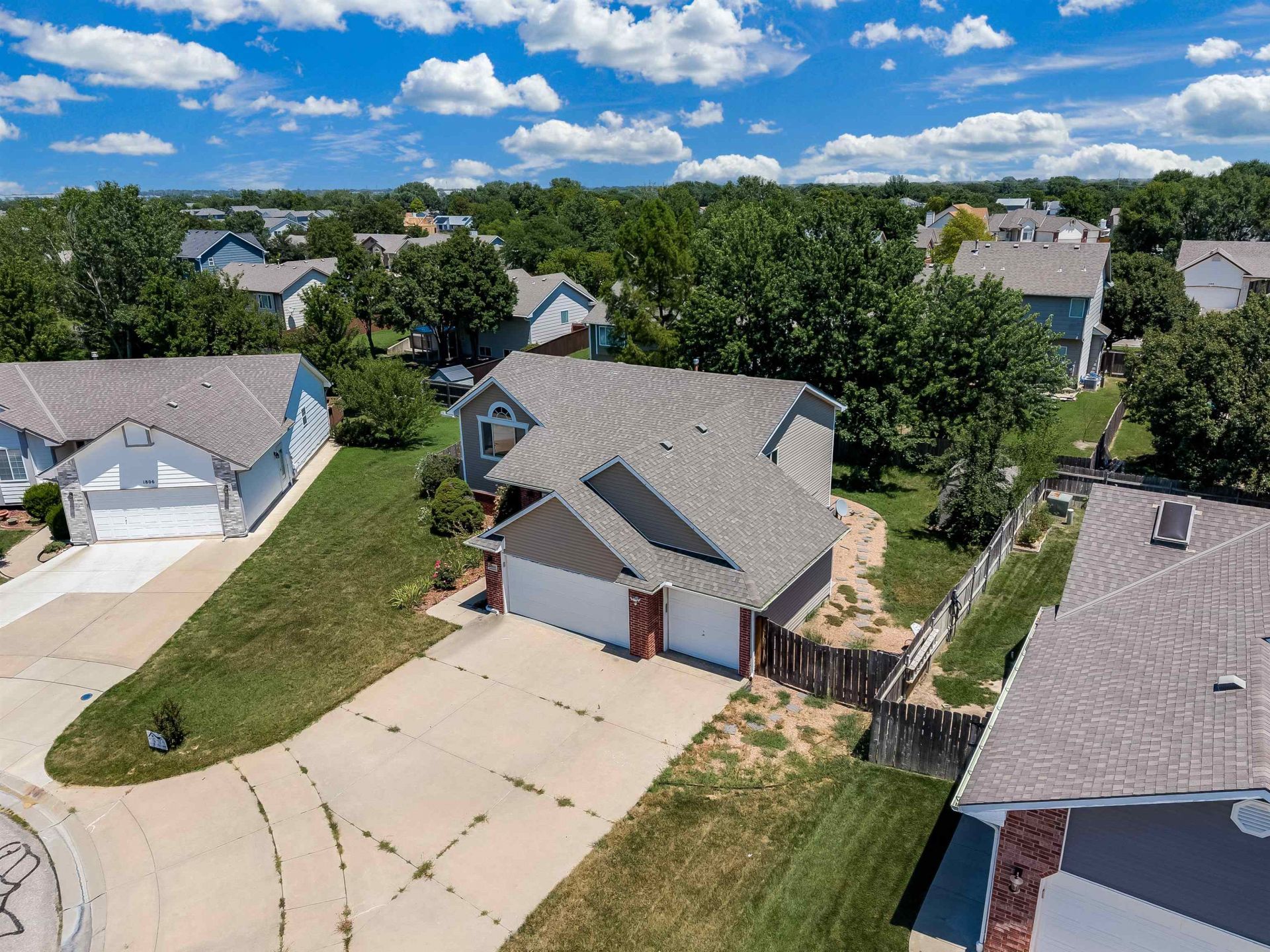 1810 S Fox Run Cir, Wichita, KS 67207 Main Photo