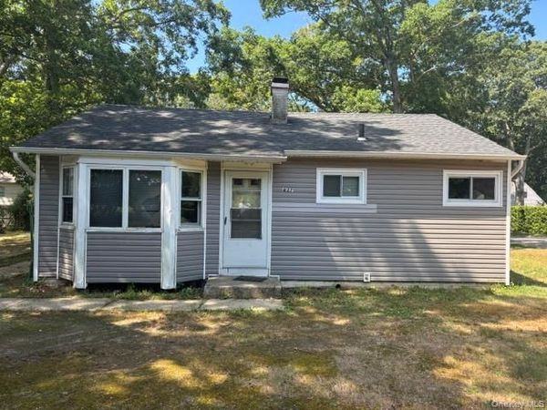 427 Doctors Path , Riverhead, NY 11901