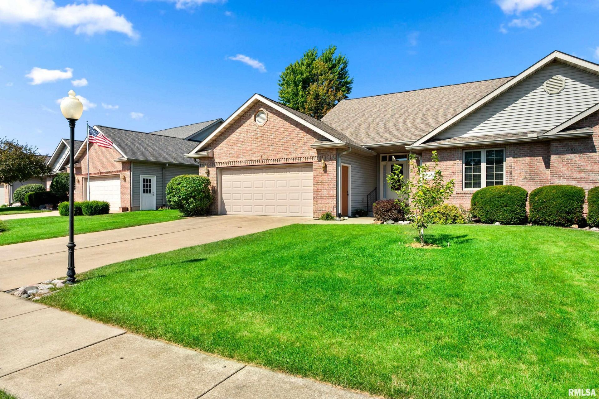 111 Hickory Lane, Pekin, IL 61554 Main Photo