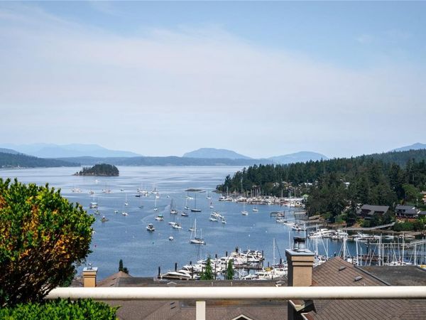 6880 Wallace Dr, Unit #304, Central Saanich, BC V8M 1N8
