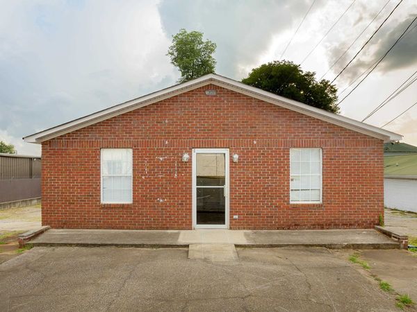 110 Water St, Tuscumbia, AL 35674