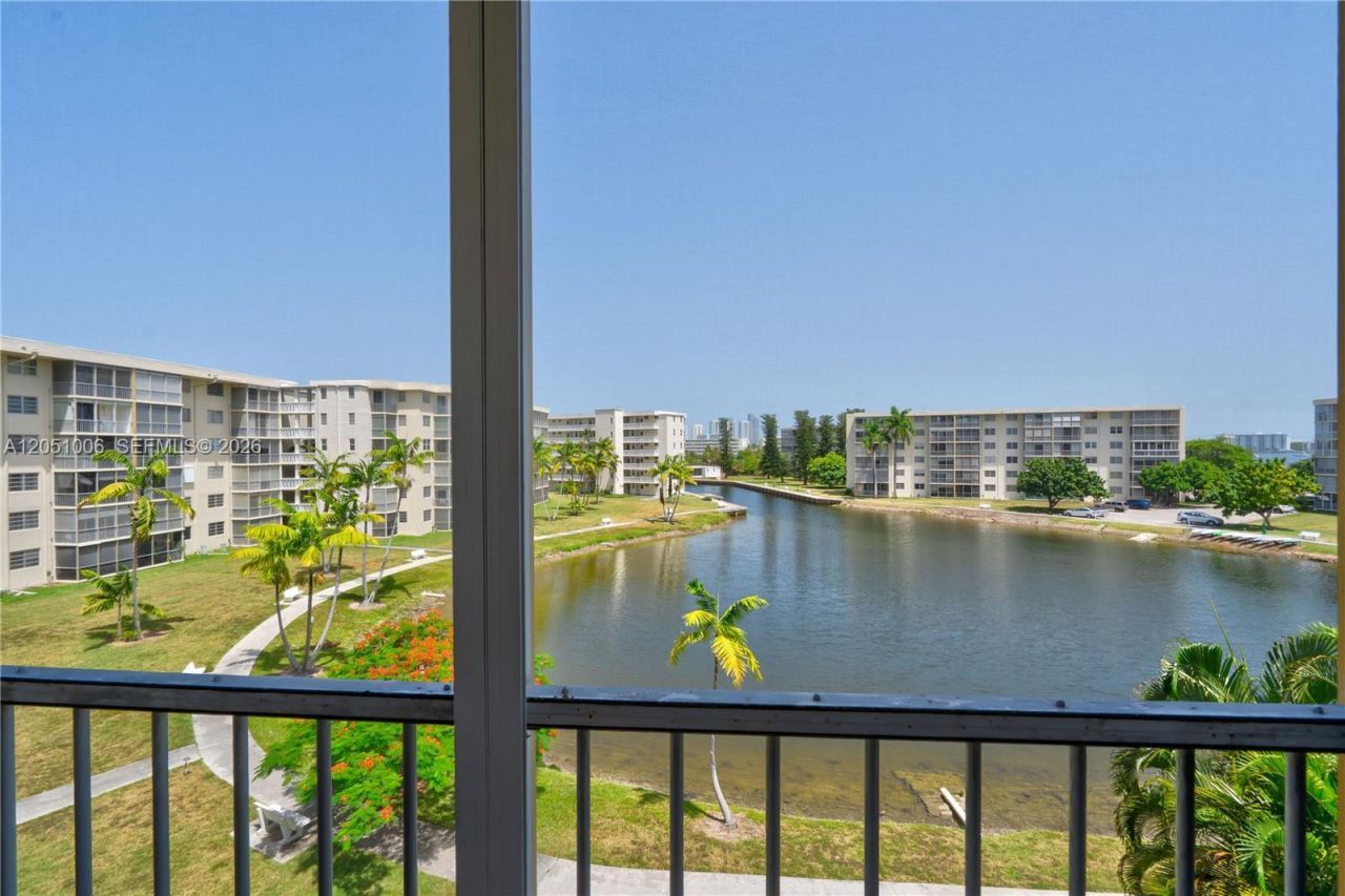 2851 Leonard Dr, Unit J402, Aventura, FL 33160 Photo