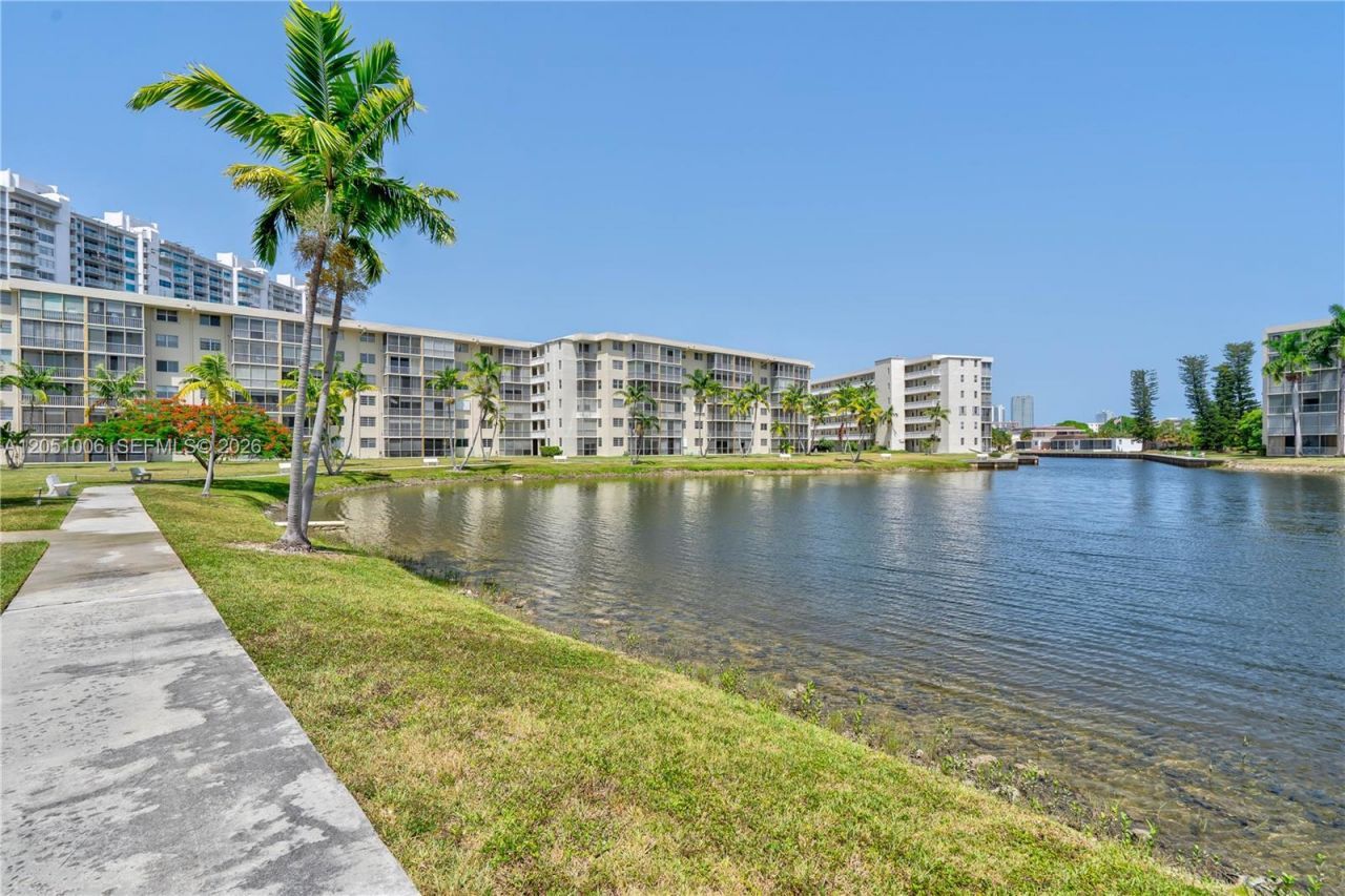 2851 Leonard Dr, Unit J402, Aventura, FL 33160 Photo