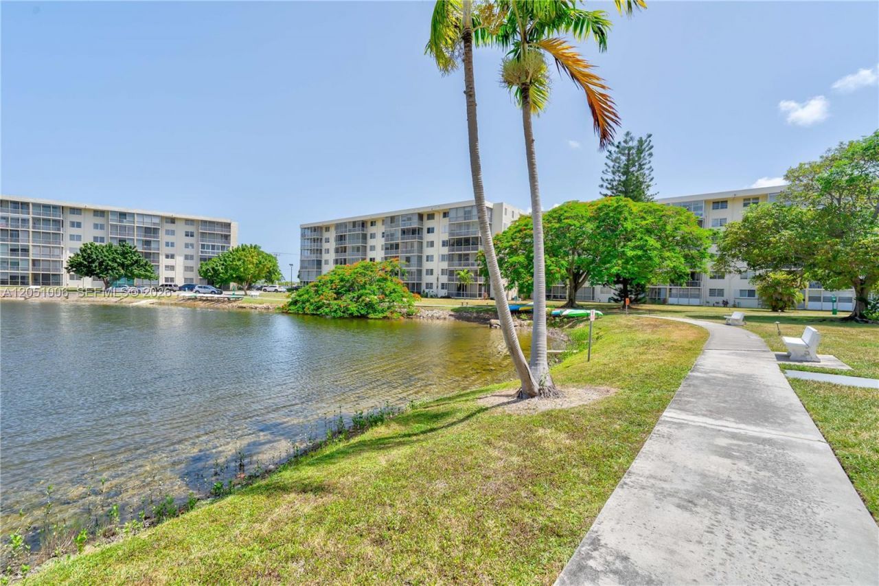 2851 Leonard Dr, Unit J402, Aventura, FL 33160 Photo