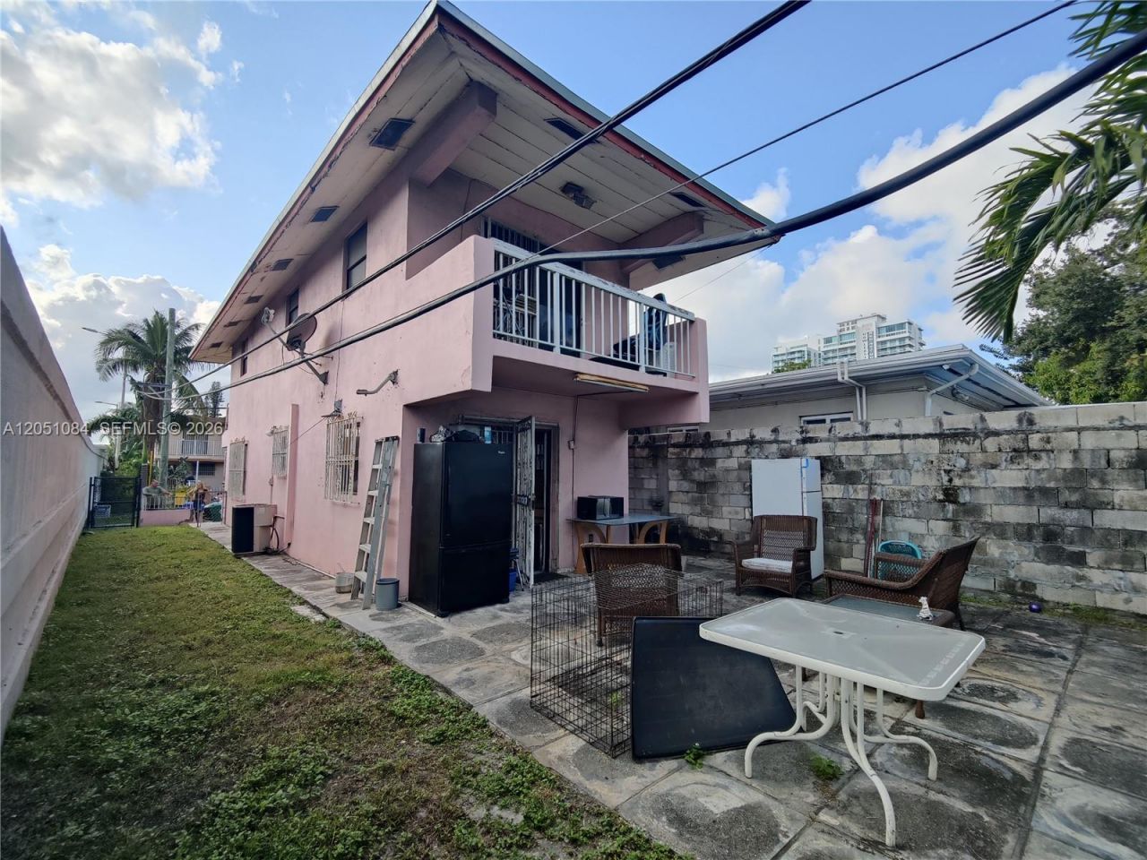 945 NW 19th Ave , Miami, FL 33125 Photo