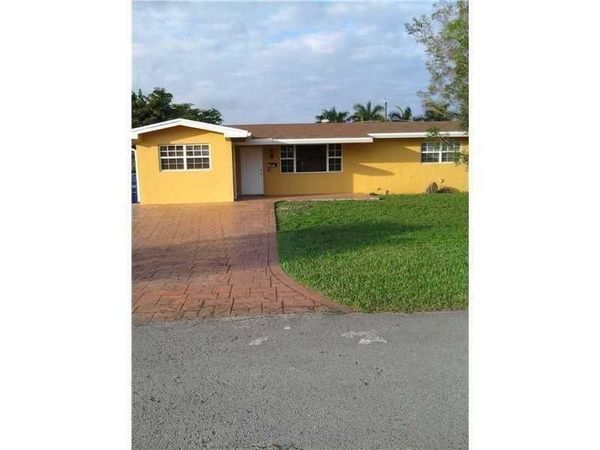 8841 NW 14th Street, Pembroke Pines, FL 33024