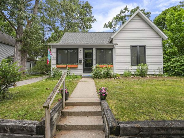 1055 Washington Street, Traverse City, MI 49686