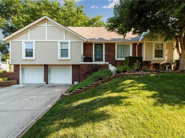 404 NE Locust Drive, Blue Springs, MO 64014