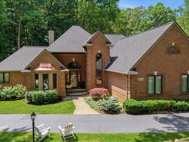 10005 Creekwood Trail, Springfield Twp, MI 48350