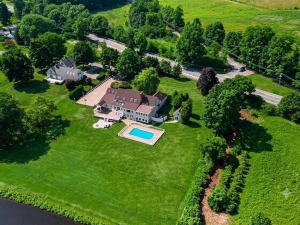 6 Lynbrook Road, Southborough, MA 01772