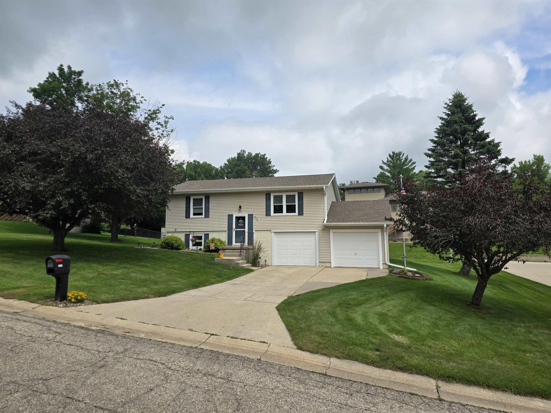 406 Twin View Drive, Decorah, IA 52101 Main Photo