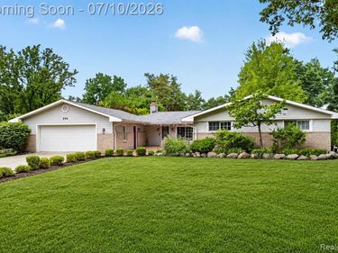 800 Hinford Avenue, Lake Orion Vlg, MI 48362