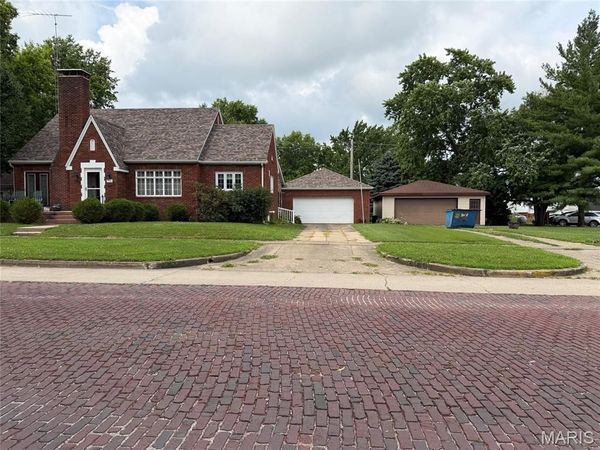 116 S Cedar Street , Nokomis, IL 62075