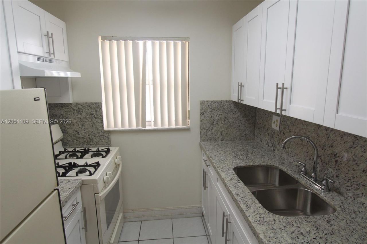 1655 W 44th Pl , Unit 304, Hialeah, FL 33012 Photo