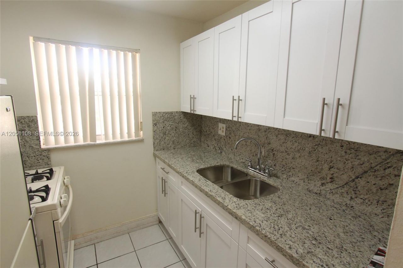 1655 W 44th Pl , Unit 304, Hialeah, FL 33012 Photo