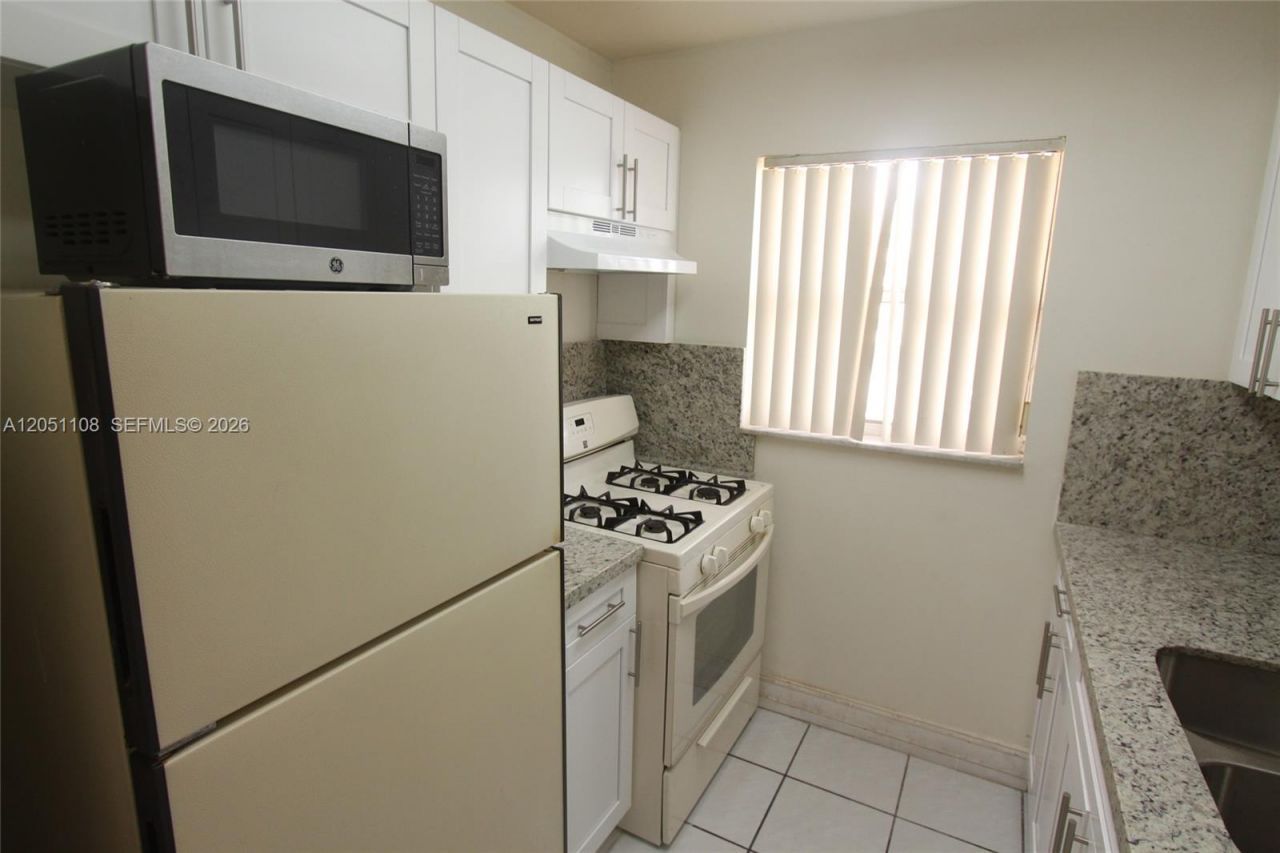 1655 W 44th Pl , Unit 304, Hialeah, FL 33012 Photo