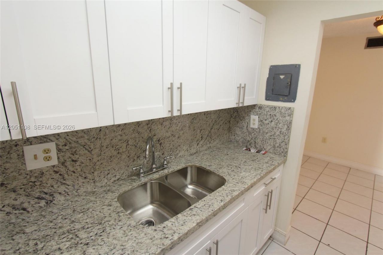 1655 W 44th Pl , Unit 304, Hialeah, FL 33012 Photo