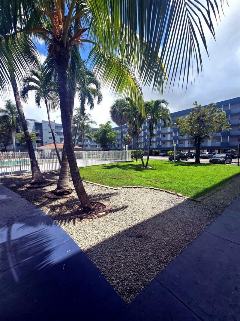 1655 W 44th Pl, Unit 304, Hialeah, FL 33012 Photo