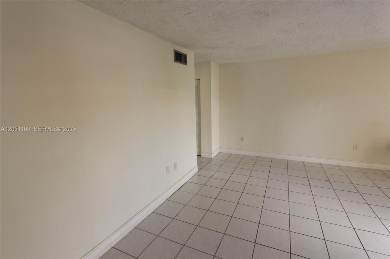 1655 W 44th Pl , Unit 304, Hialeah, FL 33012 Photo