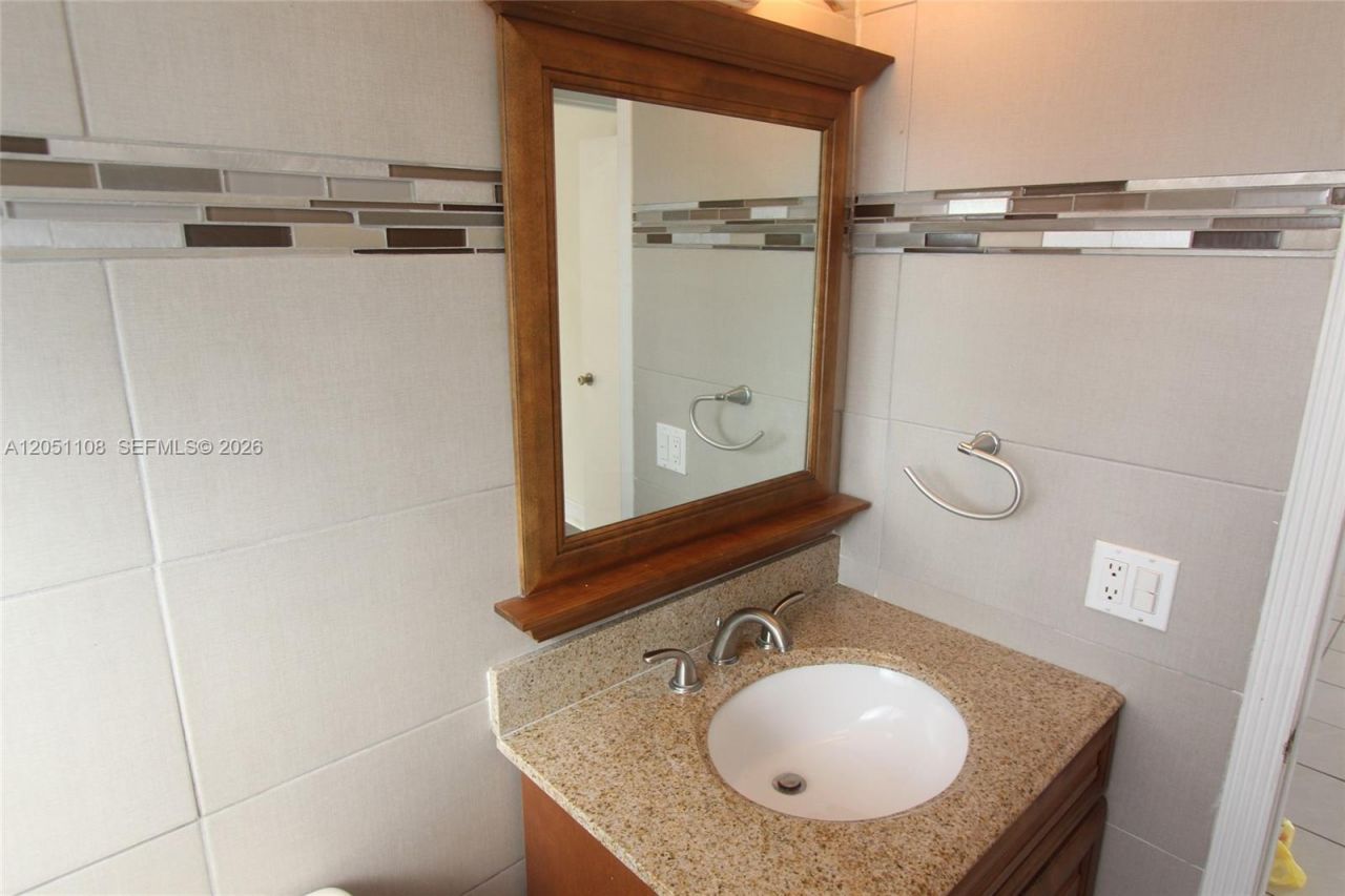 1655 W 44th Pl , Unit 304, Hialeah, FL 33012 Photo