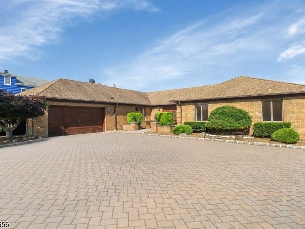 733 1St St, Lyndhurst, NJ 07071