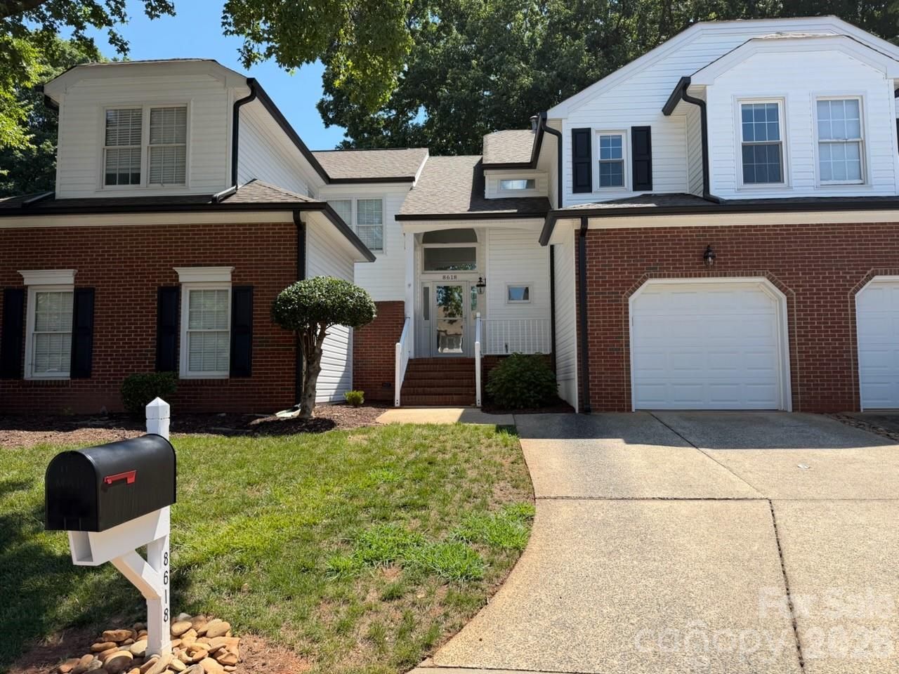 8618 Fox Chase Lane, Charlotte, NC 28269 Main Photo